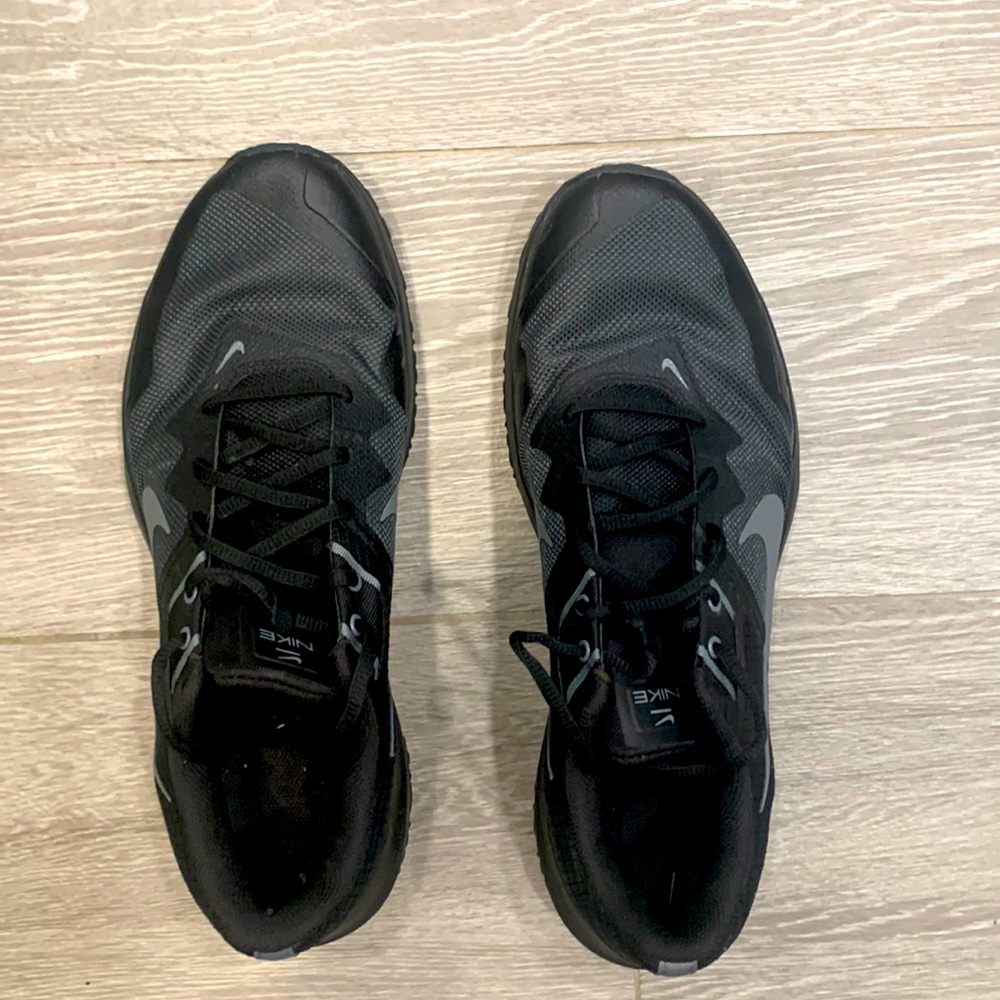 Men’s Nike black low profile sneakers. Excellent condition worn twice.